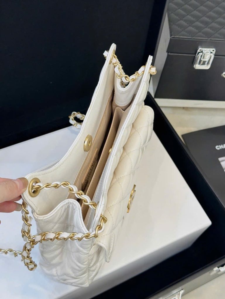 Túi Xách Chanel Hobo Siêu Cấp Nữ Màu Trắng Khóa Vàng 22cm (2)