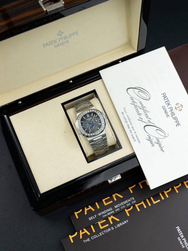 Đồng Hồ Patek Philippe Nautilus 5740 Replica 11 Mặt Xám Viền Đính Đá Baguette 40mm (2)