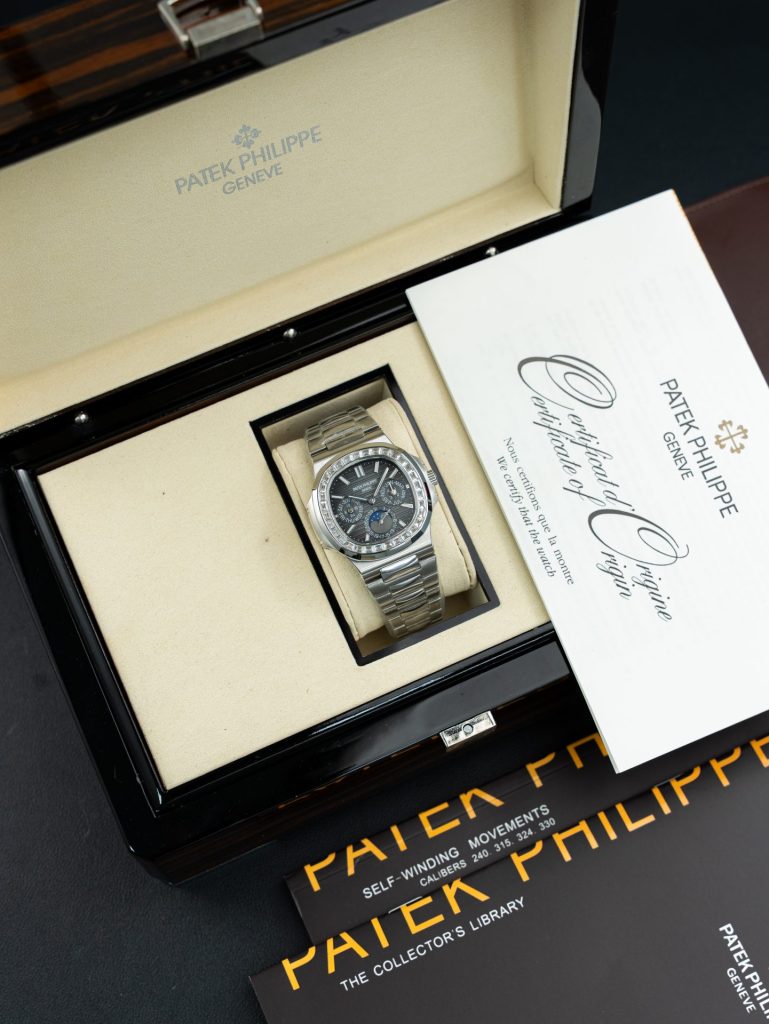Đồng Hồ Patek Philippe Nautilus 5740 Replica 11 Mặt Xám Viền Đính Đá Baguette 40mm (2)