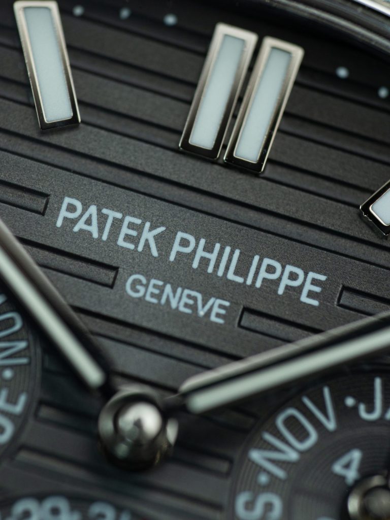Đồng Hồ Patek Philippe Nautilus 5740 Replica 11 Mặt Xám Viền Đính Đá Baguette 40mm (2)
