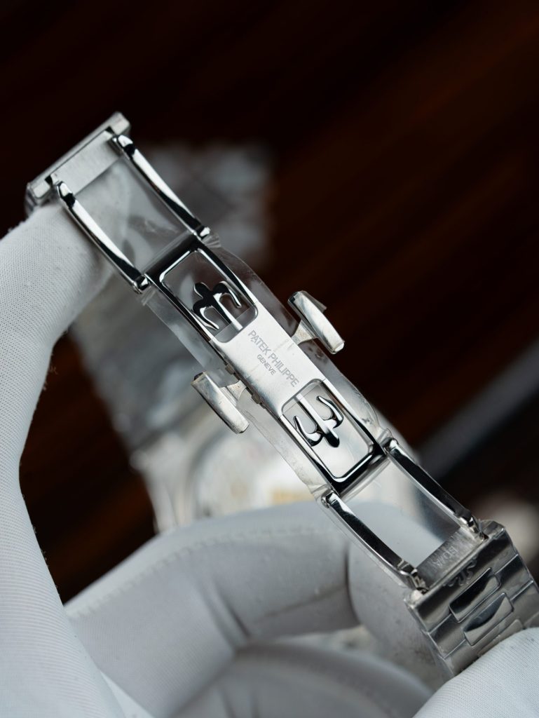 Đồng Hồ Patek Philippe Nautilus 5740 Replica 11 Mặt Xám Viền Đính Đá Baguette 40mm (2)