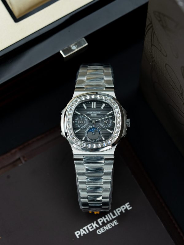 Đồng Hồ Patek Philippe Nautilus 5740 Replica 11 Mặt Xám Viền Đính Đá Baguette 40mm (2)