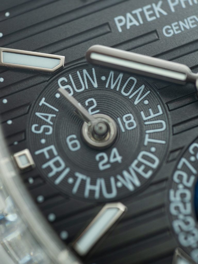 Đồng Hồ Patek Philippe Nautilus 5740 Replica 11 Mặt Xám Viền Đính Đá Baguette 40mm (2)