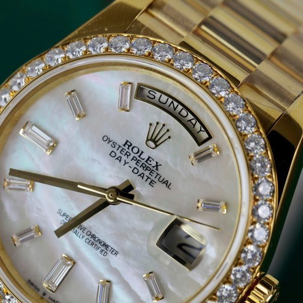 Đồng Hồ Rolex Day-Date Mặt MOP Chế Tác Bọc Vàng 18K Viền Đính Kim Cương Moissanite Xưởng GM 40mm (2)