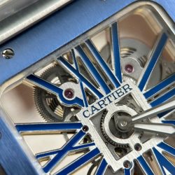 Đồng Hồ Cartier Santos Chế Tác Mặt Lộ Cơ Viền Xanh Dương Dây Kim Loại 39 (2)