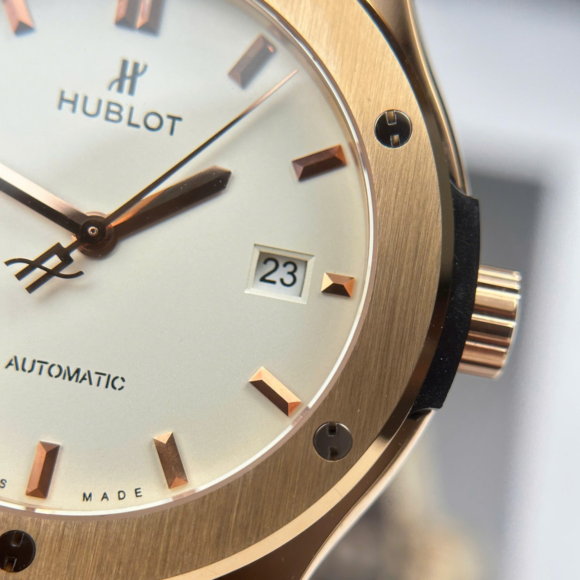 Đồng Hồ Hublot Classic Fusion King Gold Replica 11 Mặt Trắng Máy Cơ Thụy Sỹ Xưởng JJZ 42mm (6) Đồng Hồ Hublot Classic Fusion King Gold Replica Cao Cấp