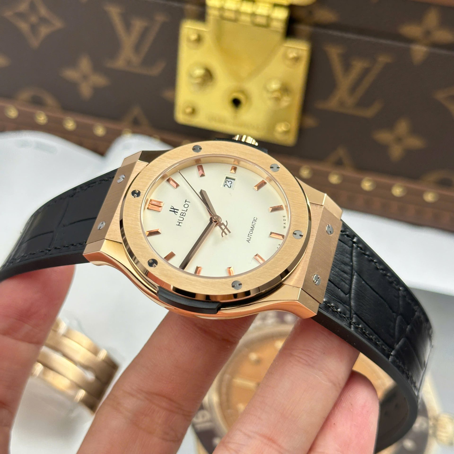 Đồng Hồ Hublot Classic Fusion King Gold Replica 11 Mặt Trắng Máy Cơ Thụy Sỹ Xưởng JJZ 42mm (8) Đồng Hồ Hublot Classic Fusion King Gold Replica Cao Cấp