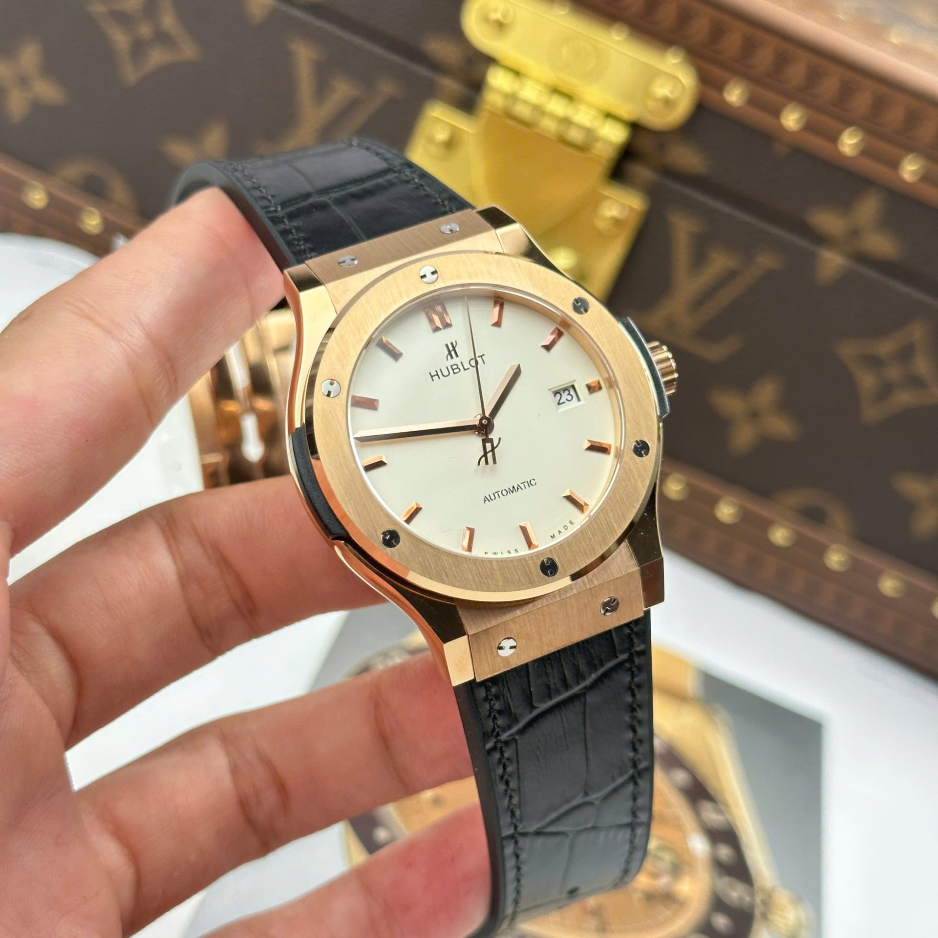 Đồng Hồ Hublot Classic Fusion King Gold Replica 11 Mặt Trắng Máy Cơ Thụy Sỹ Xưởng JJZ 42mm (9) Đồng Hồ Hublot Classic Fusion King Gold Replica Cao Cấp