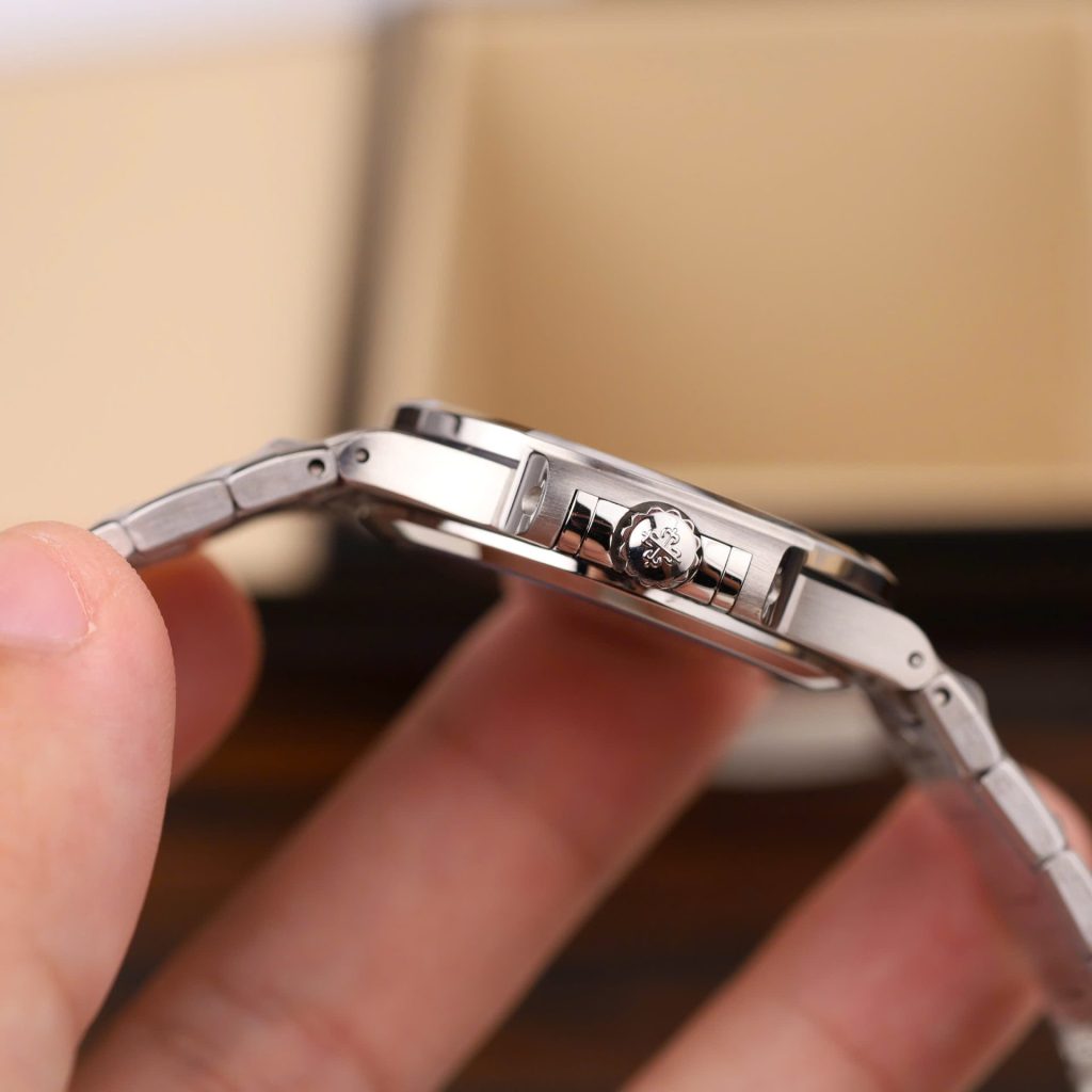 Đồng Hồ Patek Philippe Nautilus 7118 Fake Cao Cấp Mặt Trắng Máy Cơ Thụy Sỹ Nhà Máy GR 35.2mm