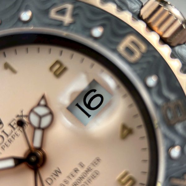 Đồng Hồ Rolex GMT-Master II DiW Replica 11 Vỏ Carbon Đen Mặt Hồng Máy Cơ Thụy Sỹ 40mm (1)