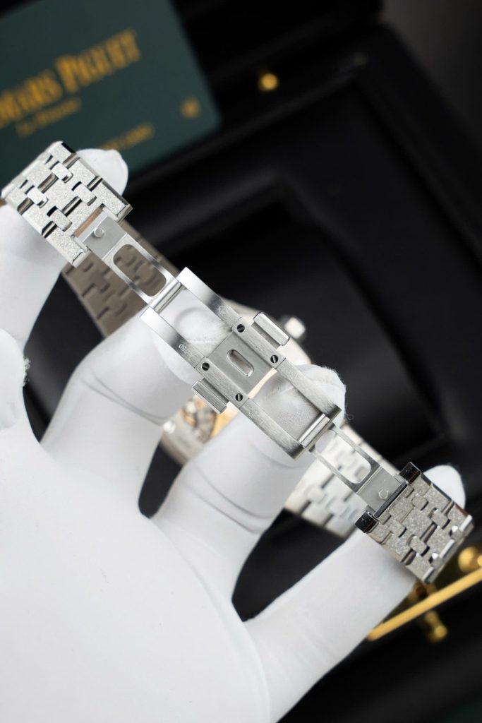 Đồng Hồ Audemars Piguet Rep Cao Cấp Royal Oak Frosted Gold 15454BC Mặt Đen Xưởng APS 37mm (2)