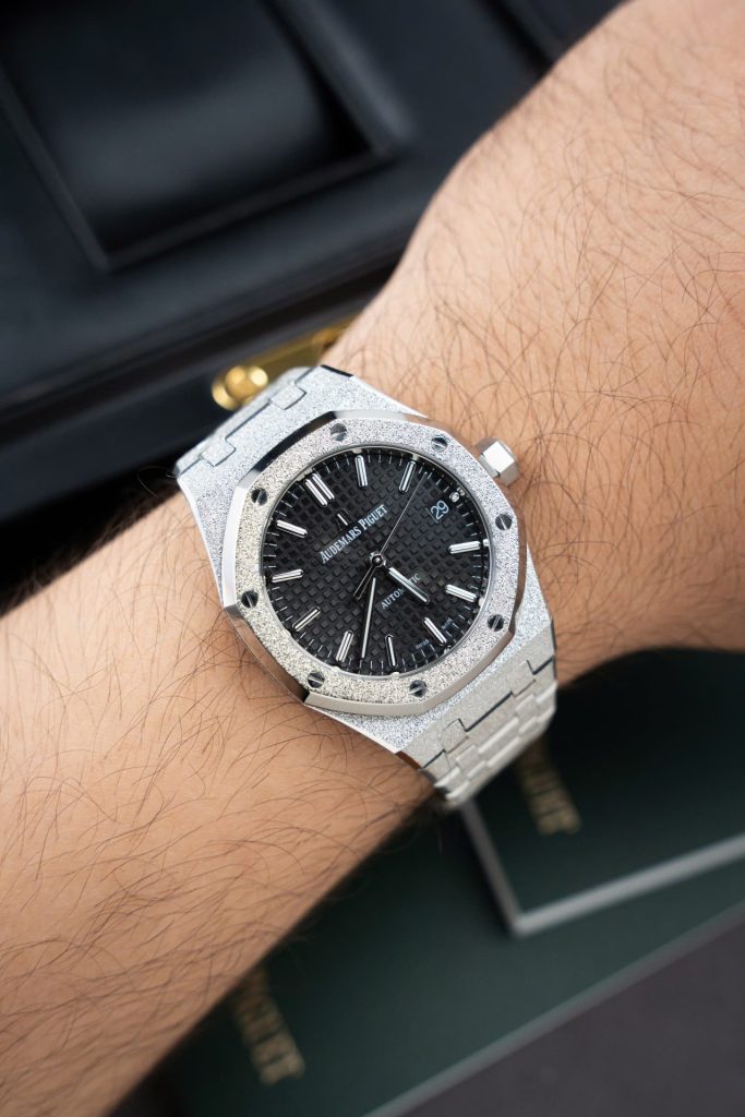 Đồng Hồ Audemars Piguet Rep Cao Cấp Royal Oak Frosted Gold 15454BC Mặt Đen Xưởng APS 37mm (2)