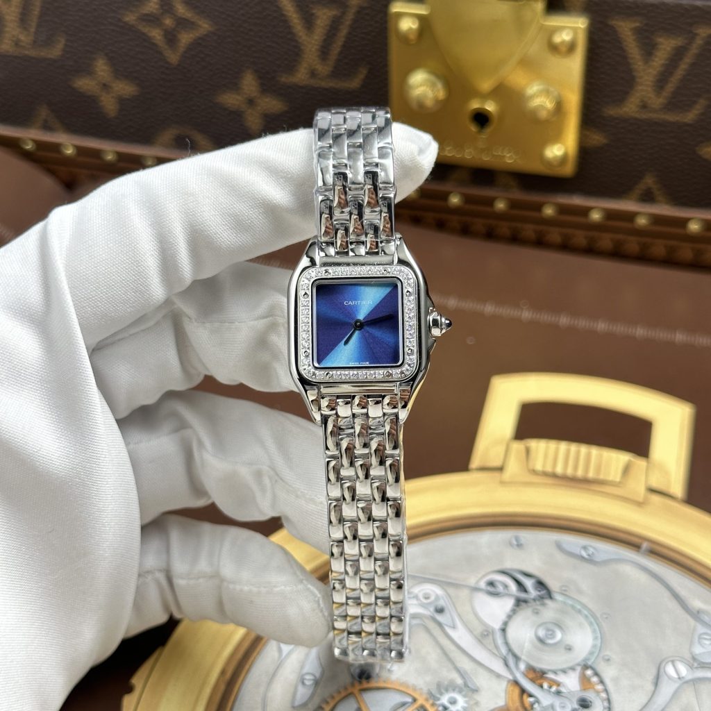 Đồng Hồ Cartier Panthere Small Model Replica 11 Nữ Mặt Xanh Dương Viền Đính Đá 23x30mm (2)