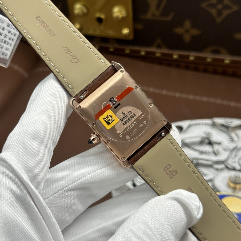 Đồng Hồ Cartier Tank Louis Fake Cao Cấp Mặt Trắng Dây Da Màu Nâu 27.8×38 (2)