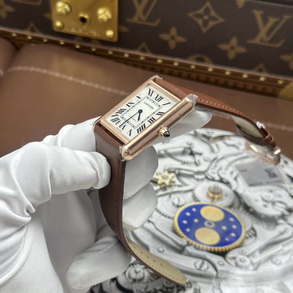 Đồng Hồ Cartier Tank Louis Fake Cao Cấp Mặt Trắng Dây Da Màu Nâu 27.8×38 (2)