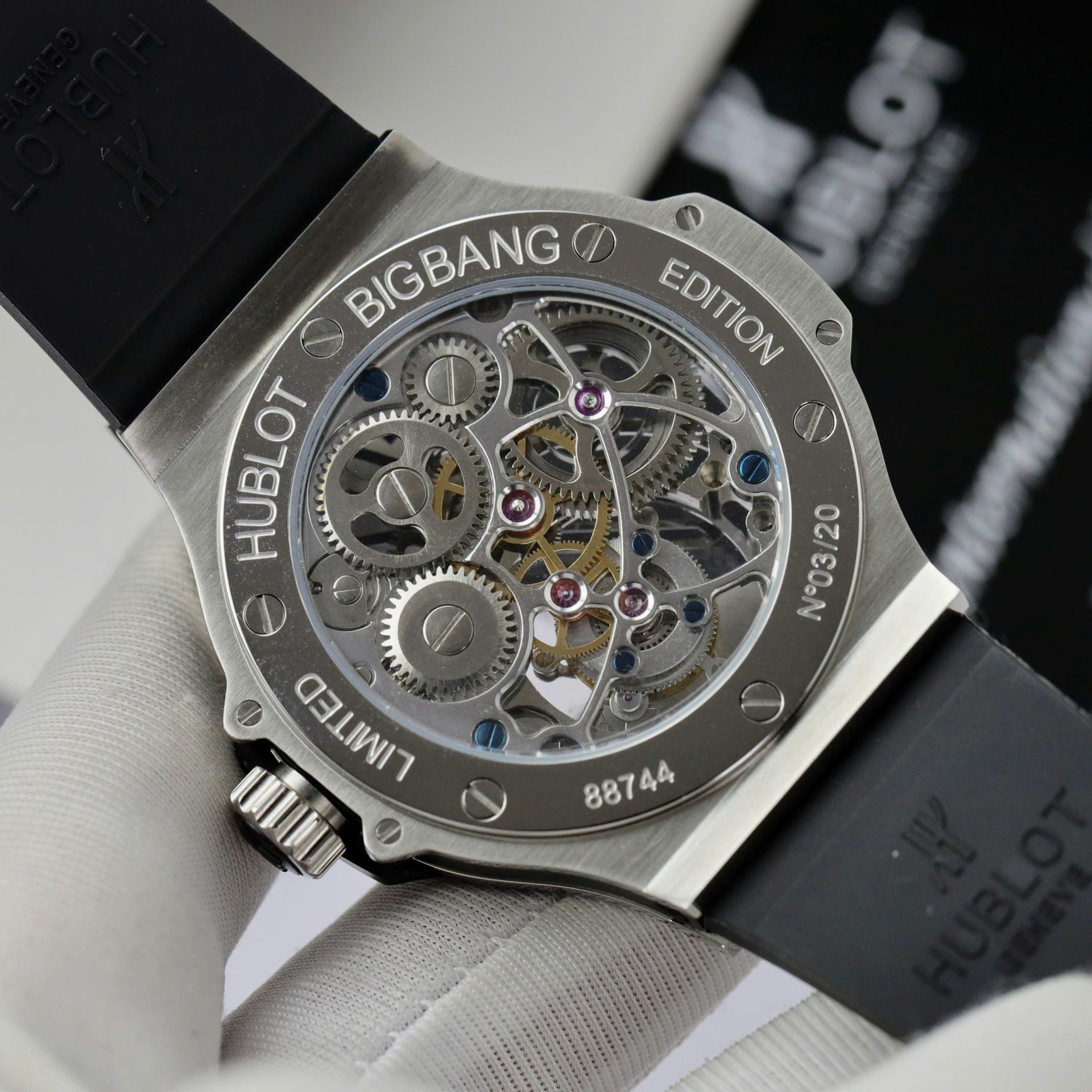 Đồng Hồ Hublot Big Bang Tourbillon Chế Tác Mặt Lộ Cơ Dây Cao Su 44mm (3) Đồng Hồ Hublot Big Bang Tourbillon Chế Tác Mặt Lộ Cơ Dây Cao Su 44mm (2)