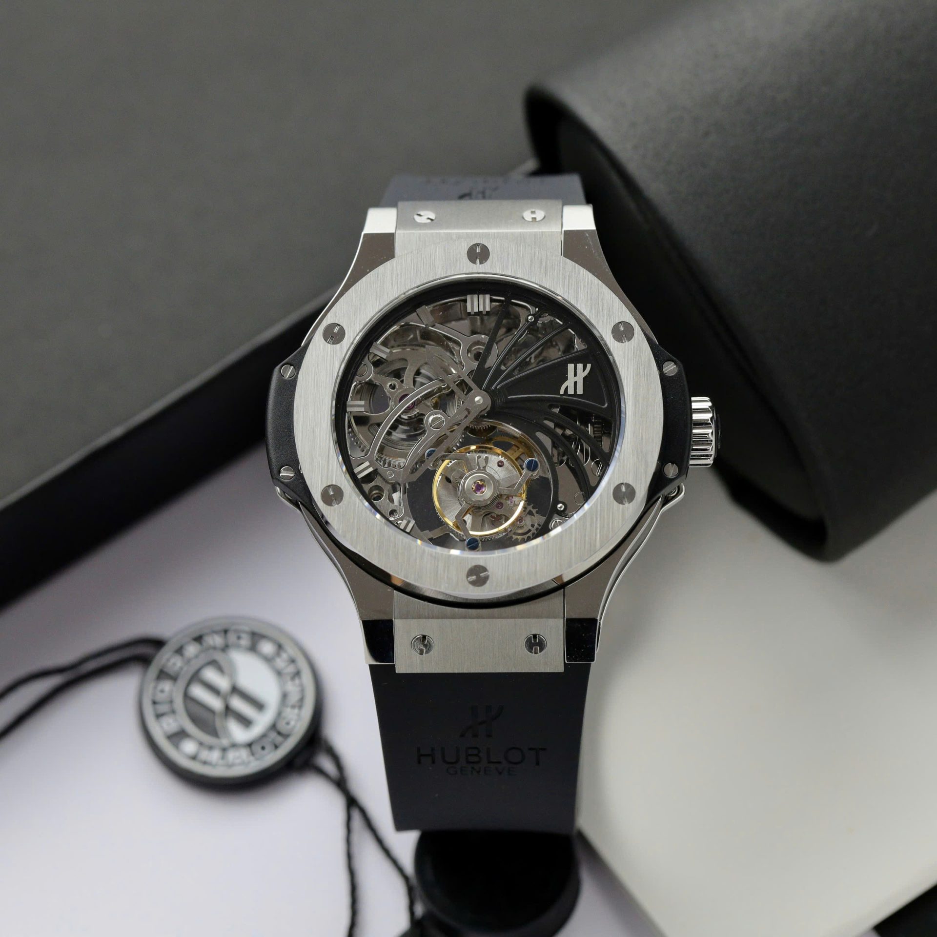 Đồng Hồ Hublot Big Bang Tourbillon Chế Tác Mặt Lộ Cơ Dây Cao Su 44mm (8) Đồng Hồ Hublot Big Bang Tourbillon Chế Tác Mặt Lộ Cơ Dây Cao Su 44mm (2)