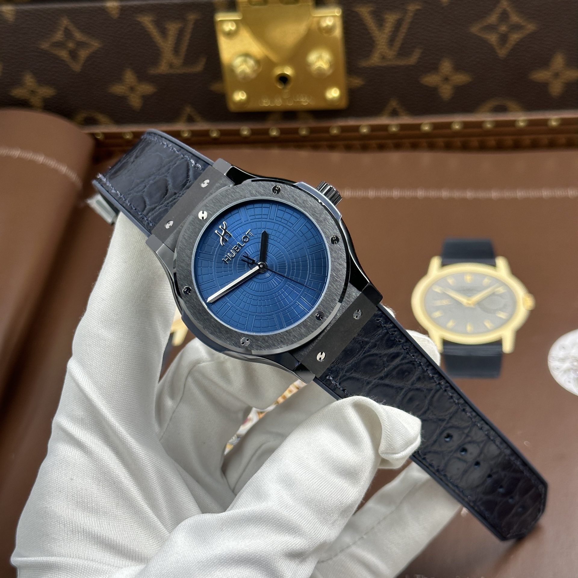 Đồng Hồ Hublot Classic Fusion Boutique Pisa 1940 Edition Replica 11 Dây Cao Su Bọc Da Xưởng JJZ 42mm (1) Đồng Hồ Hublot Classic Fusion Boutique Pisa 1940 Edition Replica 11 Dây Cao Su Bọc Da Xưởng JJZ 42mm (2)