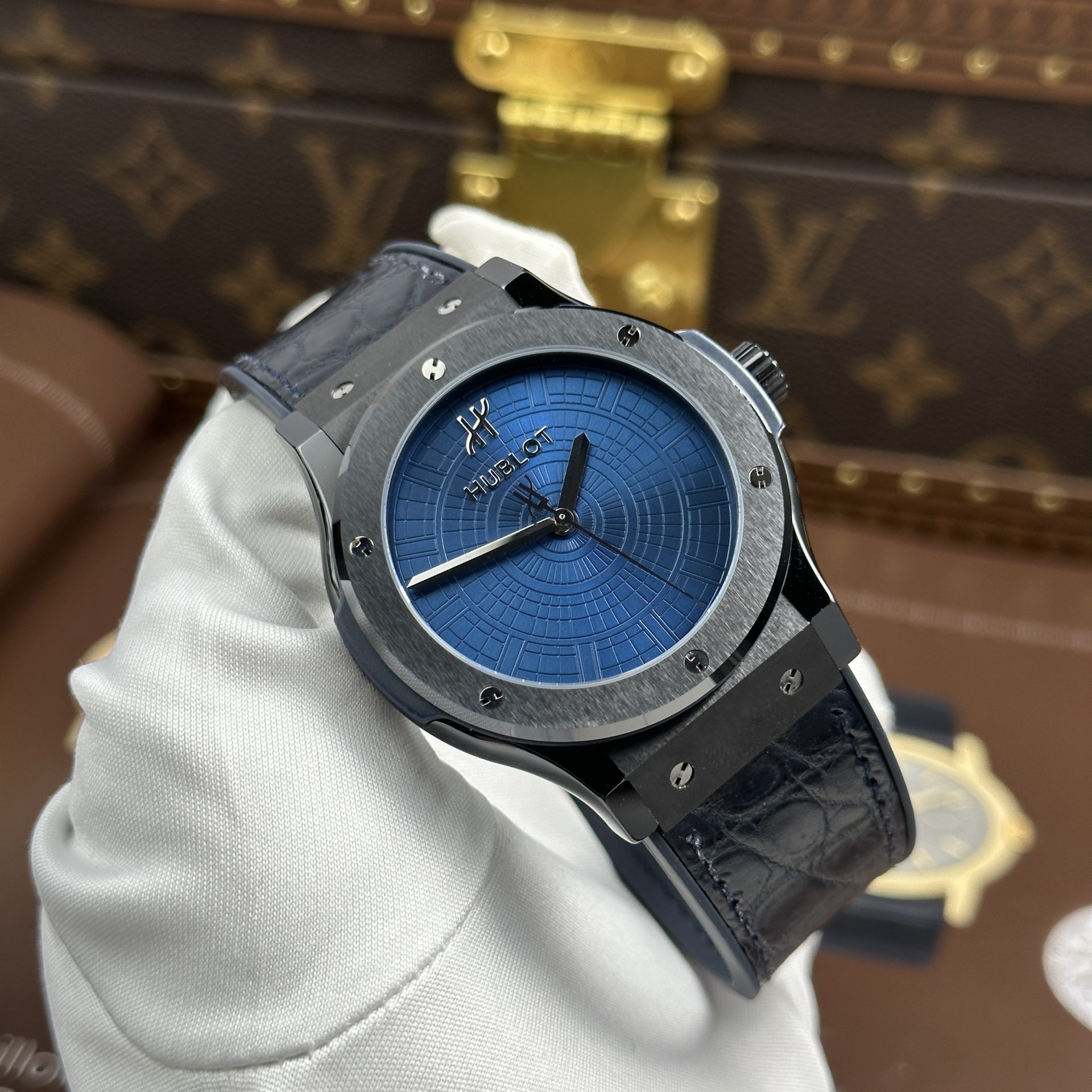 Đồng Hồ Hublot Classic Fusion Boutique Pisa 1940 Edition Replica 11 Dây Cao Su Bọc Da Xưởng JJZ 42mm (11) Đồng Hồ Hublot Classic Fusion Boutique Pisa 1940 Edition Replica 11 Dây Cao Su Bọc Da Xưởng JJZ 42mm (2)