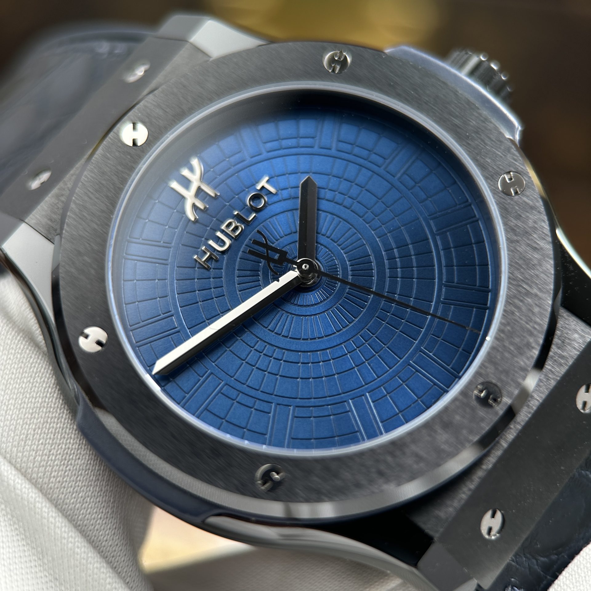 Đồng Hồ Hublot Classic Fusion Boutique Pisa 1940 Edition Replica 11 Dây Cao Su Bọc Da Xưởng JJZ 42mm (6) Đồng Hồ Hublot Classic Fusion Boutique Pisa 1940 Edition Replica 11 Dây Cao Su Bọc Da Xưởng JJZ 42mm (2)