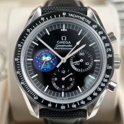 Đồng Hồ Omega Replica 11 Speedmaster Silver Snoopy Phiên Bản Kỷ Niệm 50 Năm Mặt Đen New 2025 42mm (2)