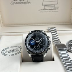 Đồng Hồ Omega Replica 11 Speedmaster Silver Snoopy Phiên Bản Kỷ Niệm 50 Năm Mặt Đen New 2025 42mm (2)