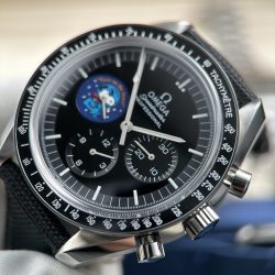 Đồng Hồ Omega Replica 11 Speedmaster Silver Snoopy Phiên Bản Kỷ Niệm 50 Năm Mặt Đen New 2025 42mm (2)