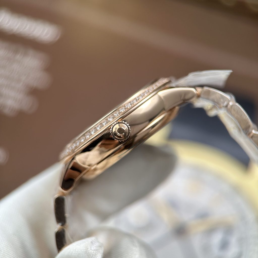 Đồng Hồ Nữ Omega De Ville Prestige Replica 11 Mặt Màu Đỏ Đô Máy Cơ Thuỵ Sỹ 34mm (2)